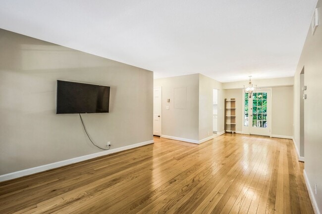 Building Photo - Fairlington 2 BR Condo for Rent!