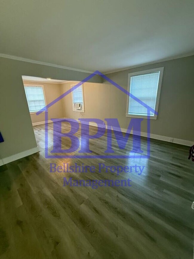 Building Photo - Freshly Renovated 3 Bed, 1 Bath Duplex – G...