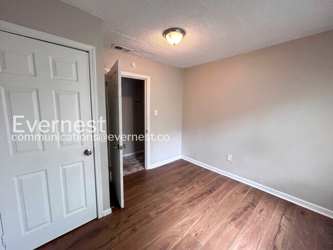 Building Photo - 5 Bed, 3 Bath Home with Garage / Pet-Friendly / Vouchers Accepted / Available Now!