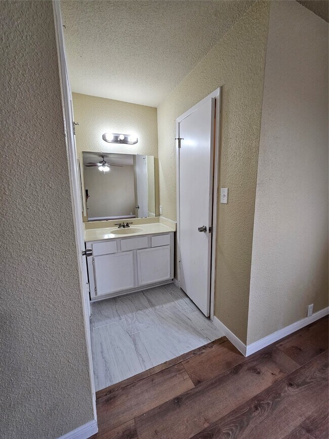 Building Photo - 3303 W Greenridge Dr