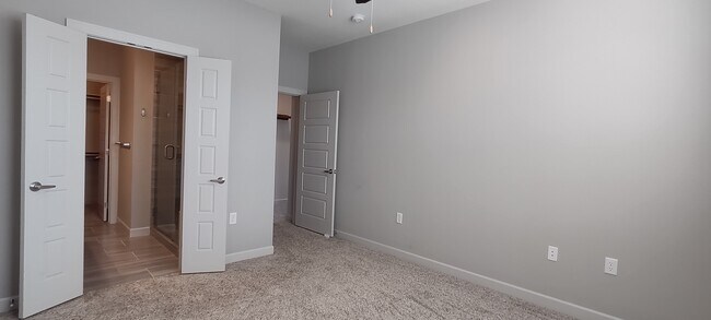 Building Photo - 15881 Valley View Dr