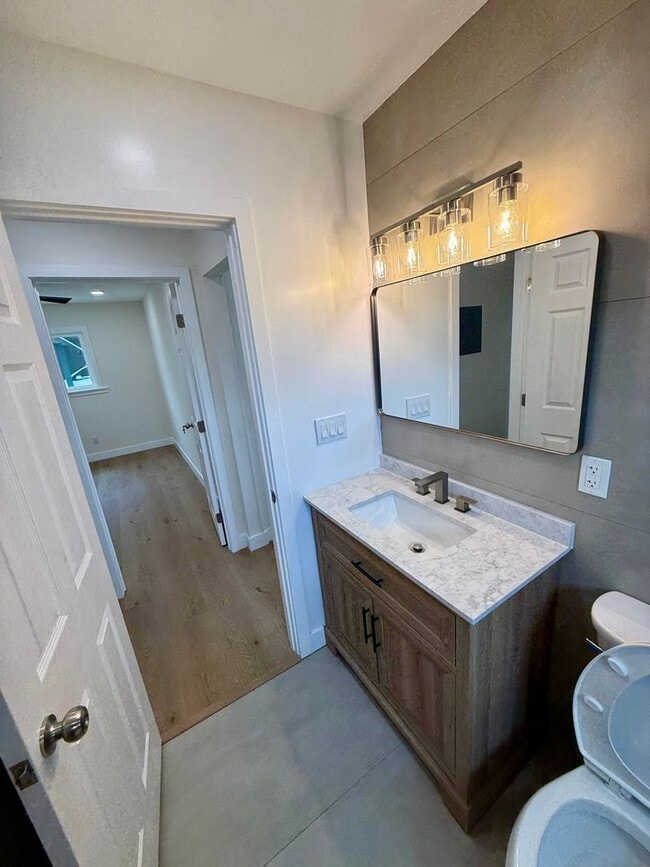 Building Photo - Completely Remodeled Single Family House!