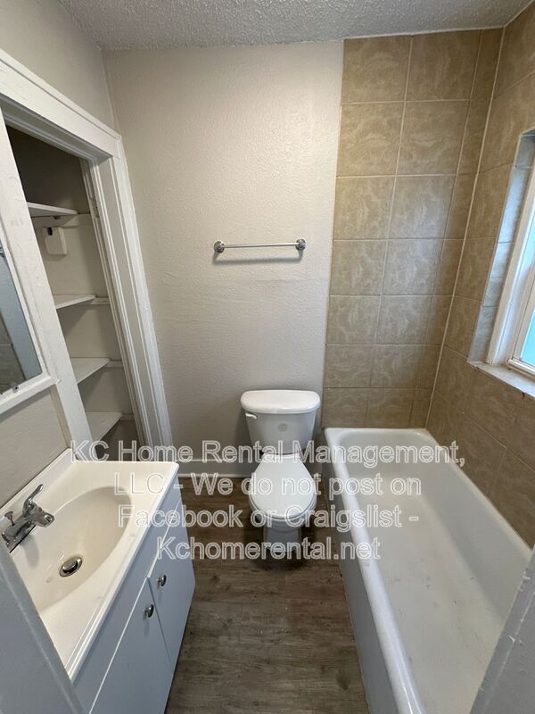 Building Photo - 305-307 N Gladstone Blvd
