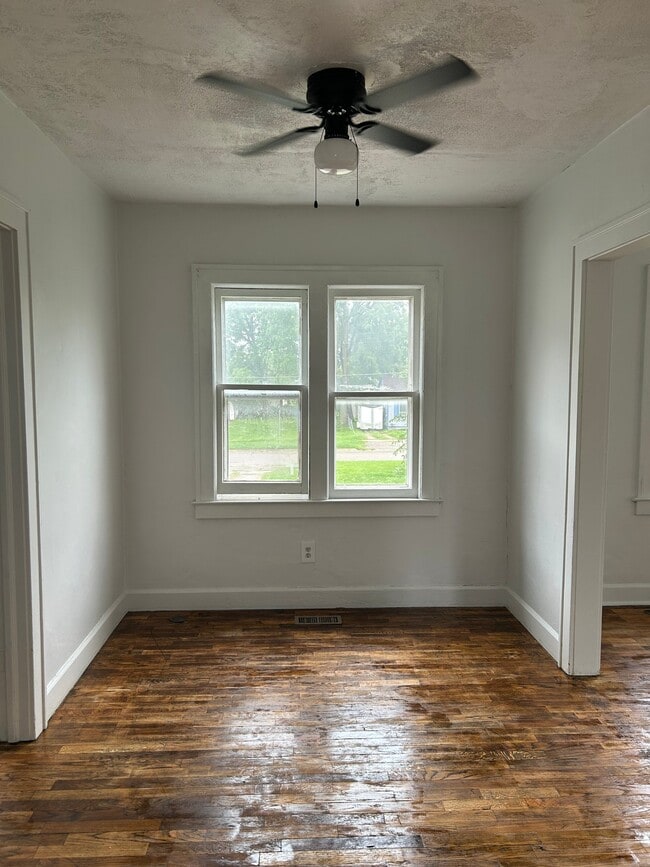 Building Photo - 2073 E Boatfield Ave