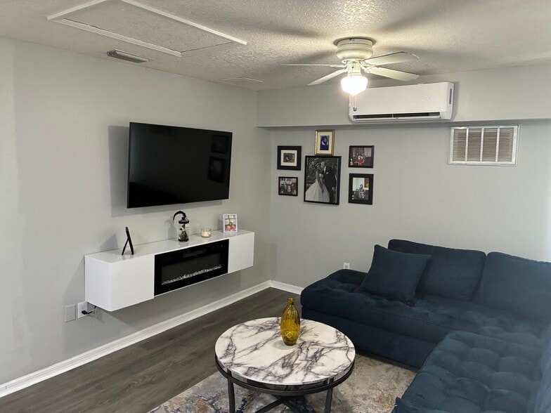 Building Photo - 2816 Fan Palm Dr