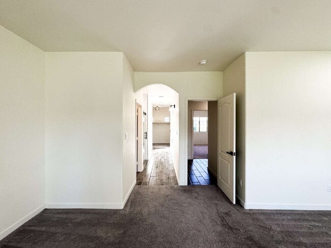 Building Photo - "Spacious 4-Bedroom, 2-Bathroom Home in Yu...