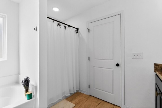 Building Photo - 507 Eisenhower Dr