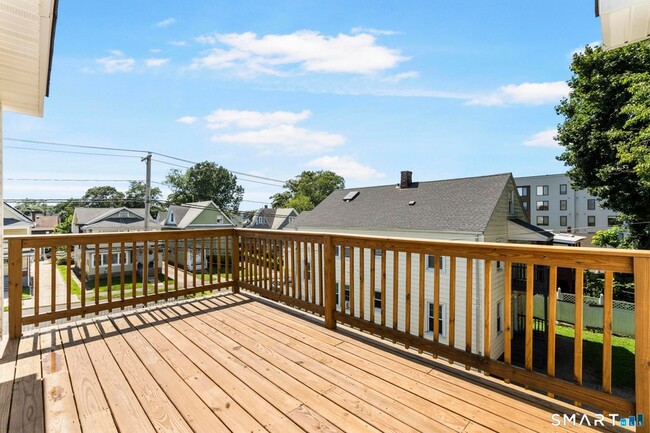 Building Photo - 810 Brewster St