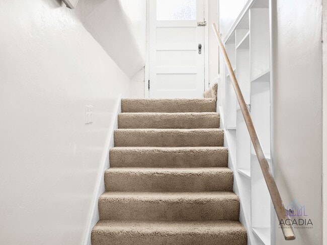 Building Photo - Charming, private basement apartment, enjoy your first month rent-free!