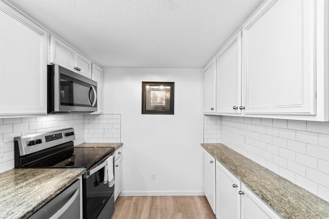 Building Photo - 605B 17th Ave S