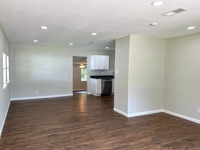 Building Photo - 4 Bedroom / 2 Bath