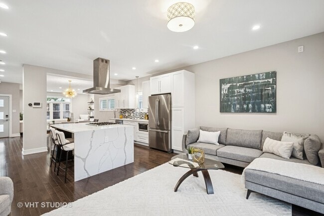 Building Photo - 3125 S Giles Ave