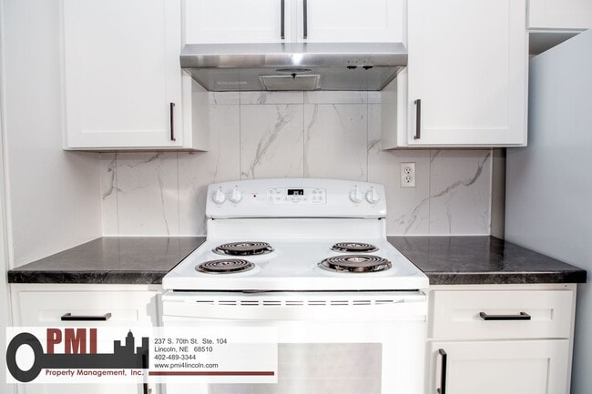 Building Photo - 820 S 38th St