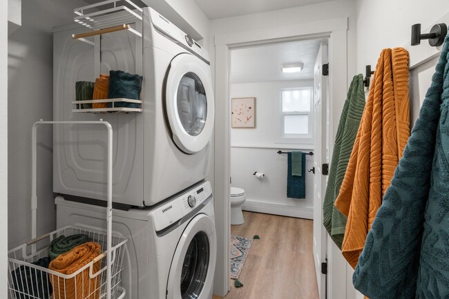 Building Photo - Stylish & Turnkey Furnished 2-BR Daylight Basement Apartment – Utilities + Wi-Fi Included