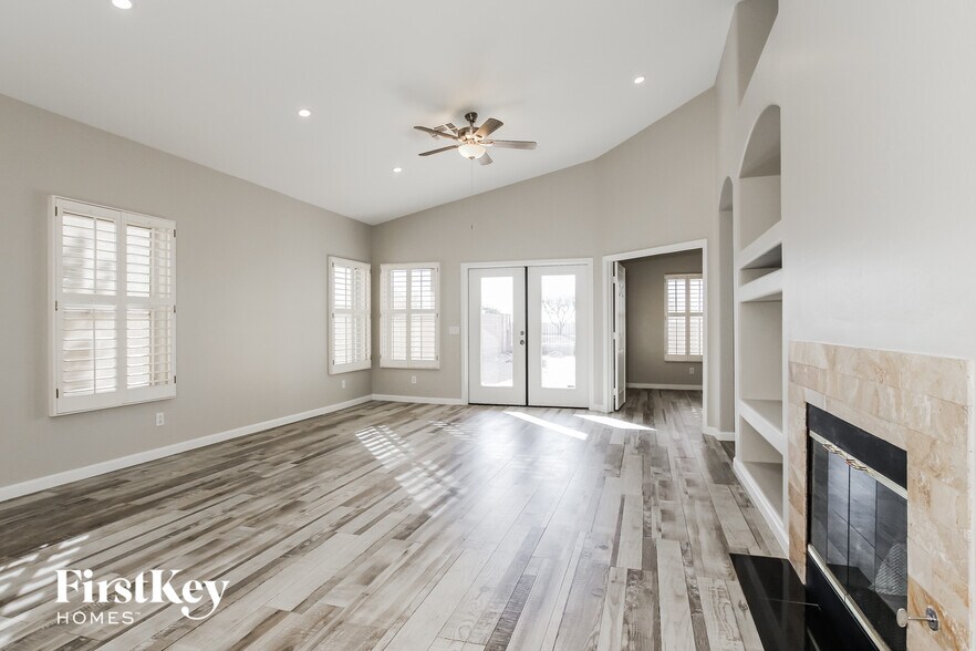 Building Photo - 11029 W Almeria Rd