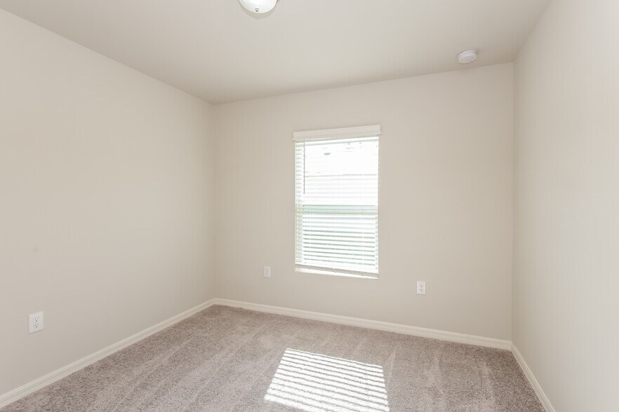 Building Photo - 28257 Chinquapin Dr