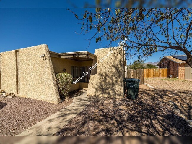 Building Photo - 3211 E Edison St