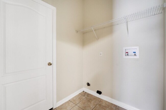 Building Photo - Cozy 4/2 Home Nestled in a Gated Community