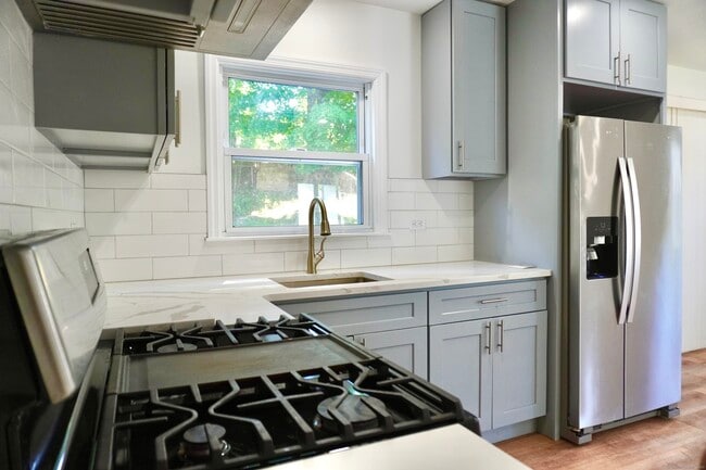 Building Photo - 60 Sleepy Hollow Dr