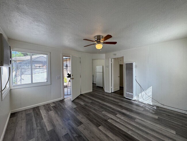 Building Photo - Cute One Bedroom Cottage with Parking Space