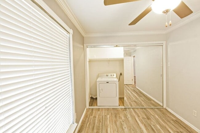 Building Photo - 10590 High Hollows Dr