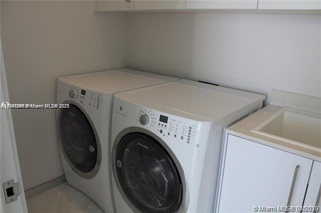 Building Photo - 16901 Collins Ave