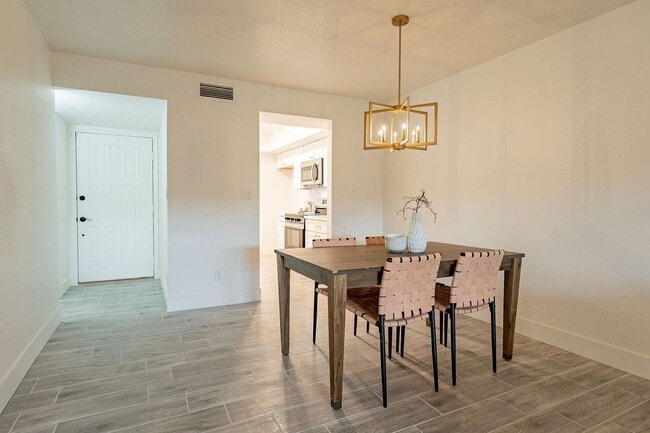 Building Photo - Fresh & Clean Townhome in North Phx!