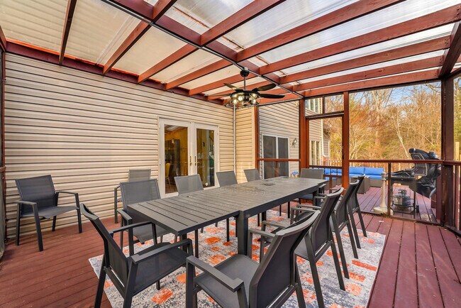 Building Photo - 1551 Wooded Acres Dr