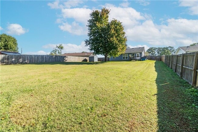 Building Photo - 2 bedroom 2 bath house, fenced, 1 car garage