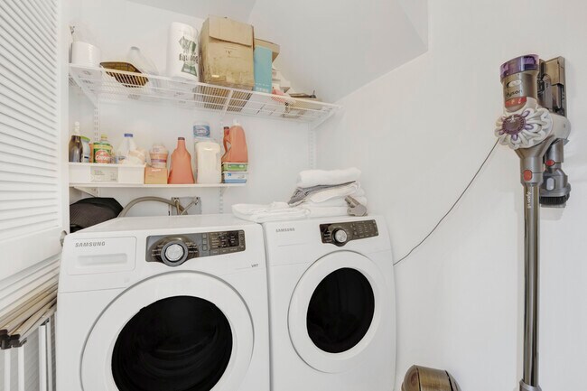 Building Photo - 870 N Milwaukee Ave