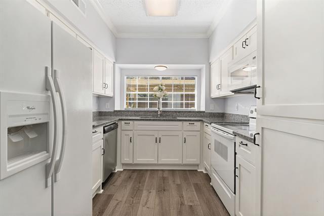 Building Photo - 3550 Country Square Dr