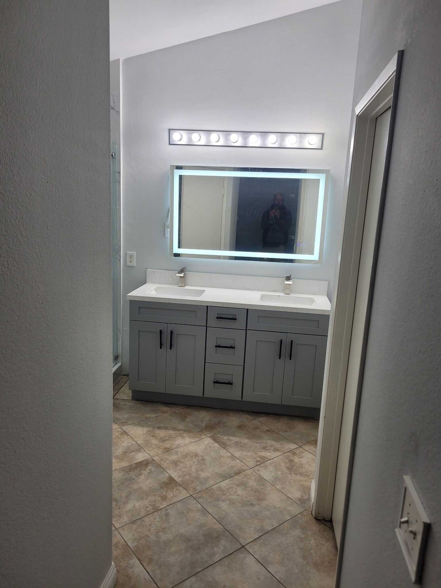 Building Photo - 18885 Oakview Way