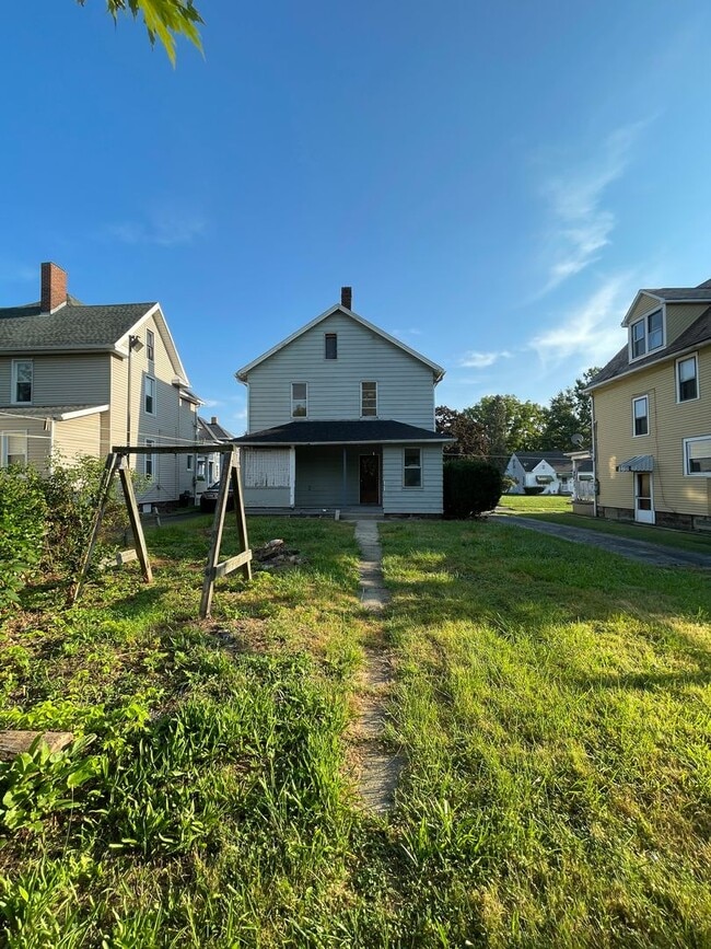 Building Photo - Beautifully renovated 3 bedroom home in Ne...