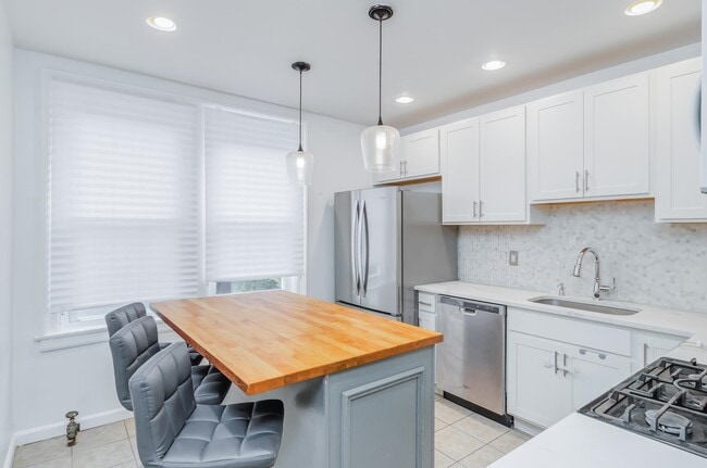 Building Photo - 324 Stegman Pkwy