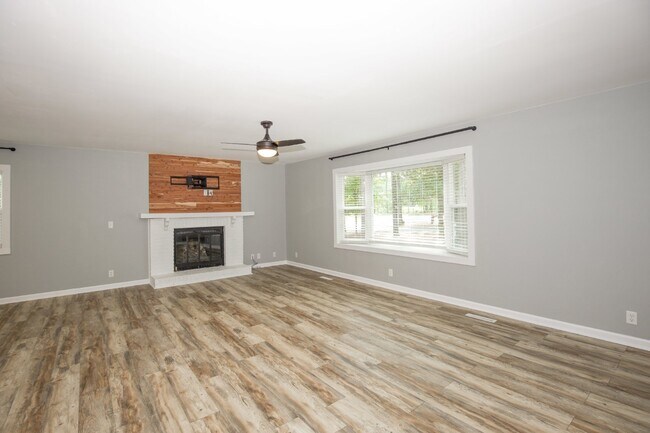 Building Photo - Gorgeous Fully Renovated 3 bedroom home in the Heart of Whispering Pines