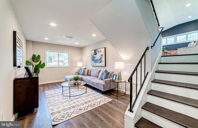 Building Photo - 4207 Woodland Dr