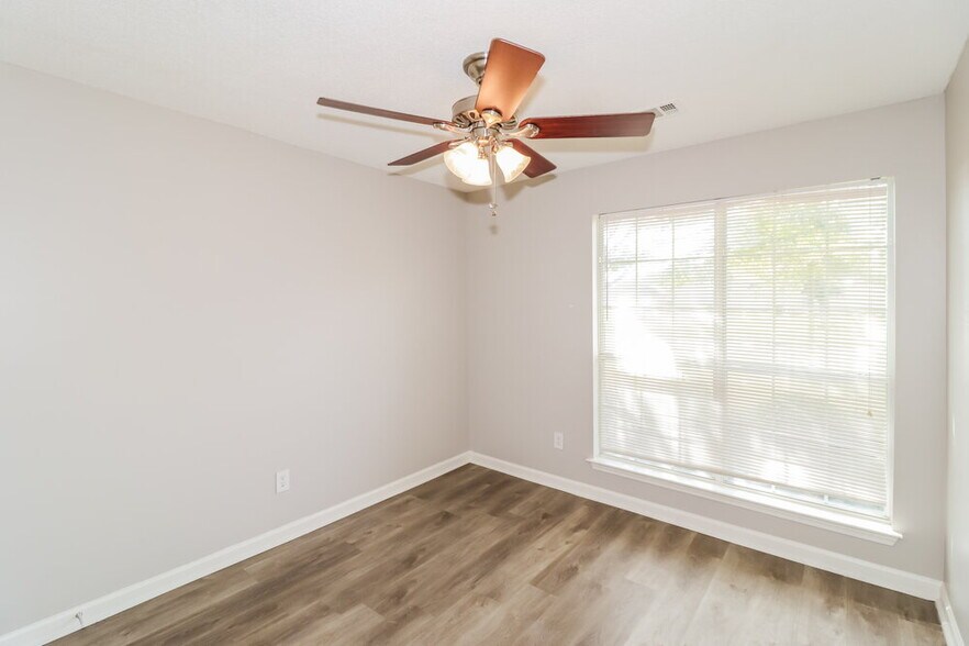 Building Photo - 170 Oaksedge Dr