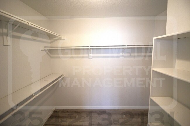 Building Photo - Beautiful 3-bed, 2-bath home now available...