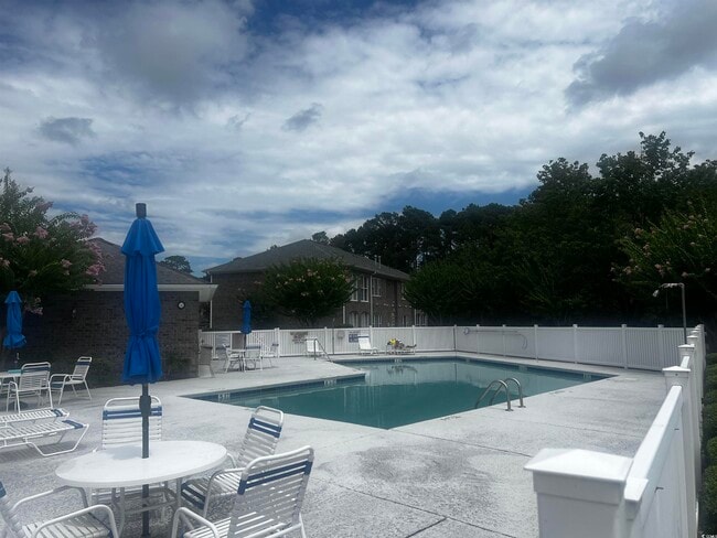 Building Photo - 595 Willow Green Dr