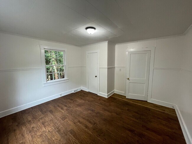 Building Photo - Renovated 2 bedroom 1 bathroom house with office/bonus room!