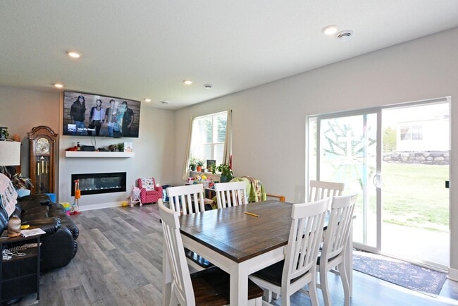 Building Photo - Beautiful 4-Bedroom Home with Modern Finishes & 2 Car Garage!