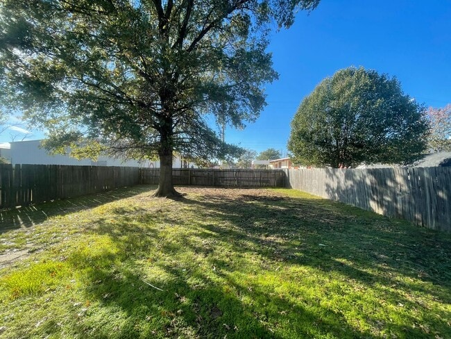 Building Photo - 8512 Southridge Dr