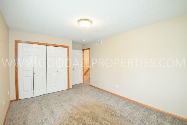 Building Photo - 4 Bedroom 2.5 Bathroom home in Urbandale