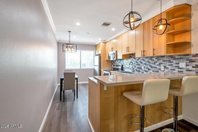 Building Photo - 721 E Montebello Ave