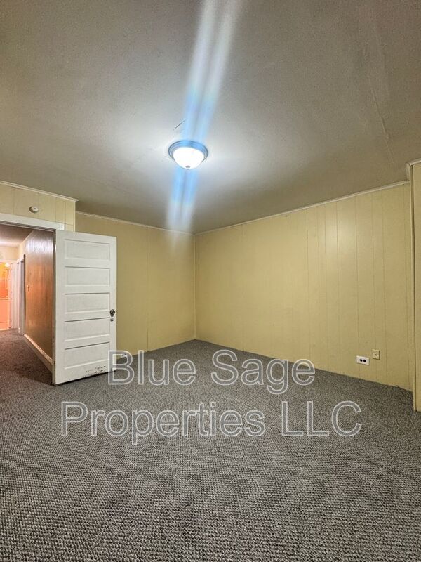 Building Photo - 906 Coates St