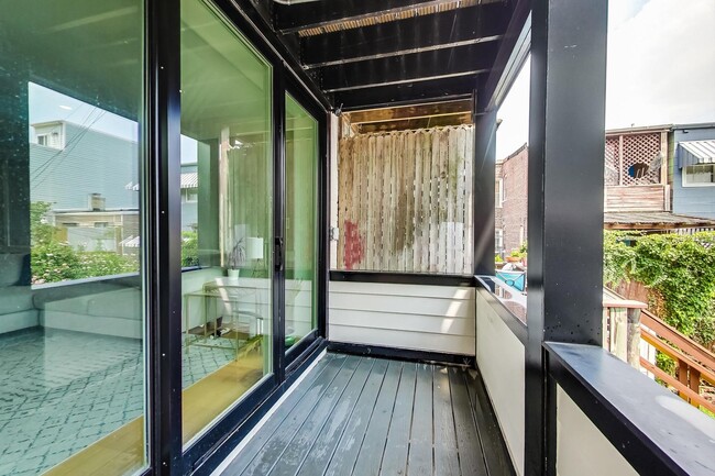 Building Photo - Amazing Victorian Two-level unit  in Colum...