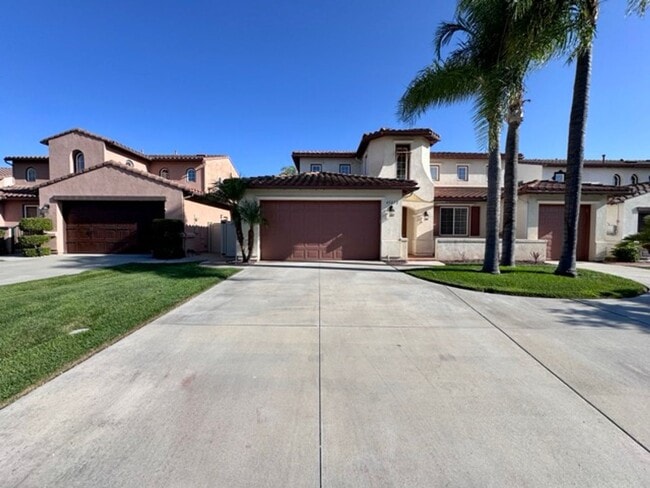 Primary Photo - FOR LEASE: Stunning expansive 3 Bedroom Re...