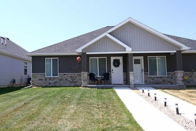 Primary Photo - Beautiful Furnished Townhouse -Shorter Term Lease Available.