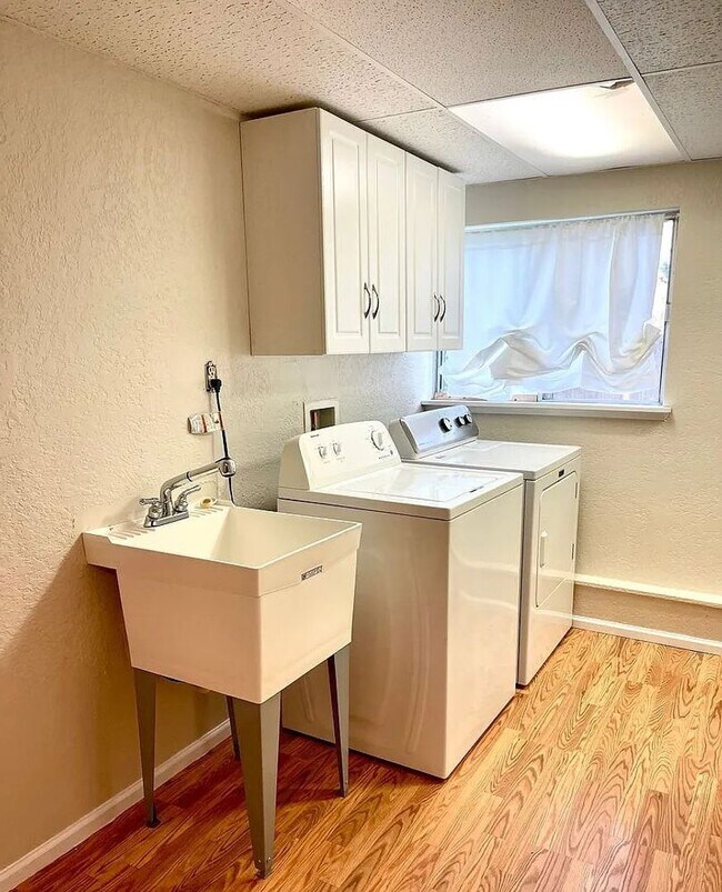 Building Photo - Beautiful Mid-Century four-bedroom Shoreline