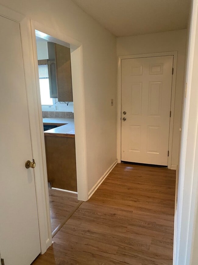 Building Photo - 4 bedroom, 2 bathroom Home off Spring Hill...